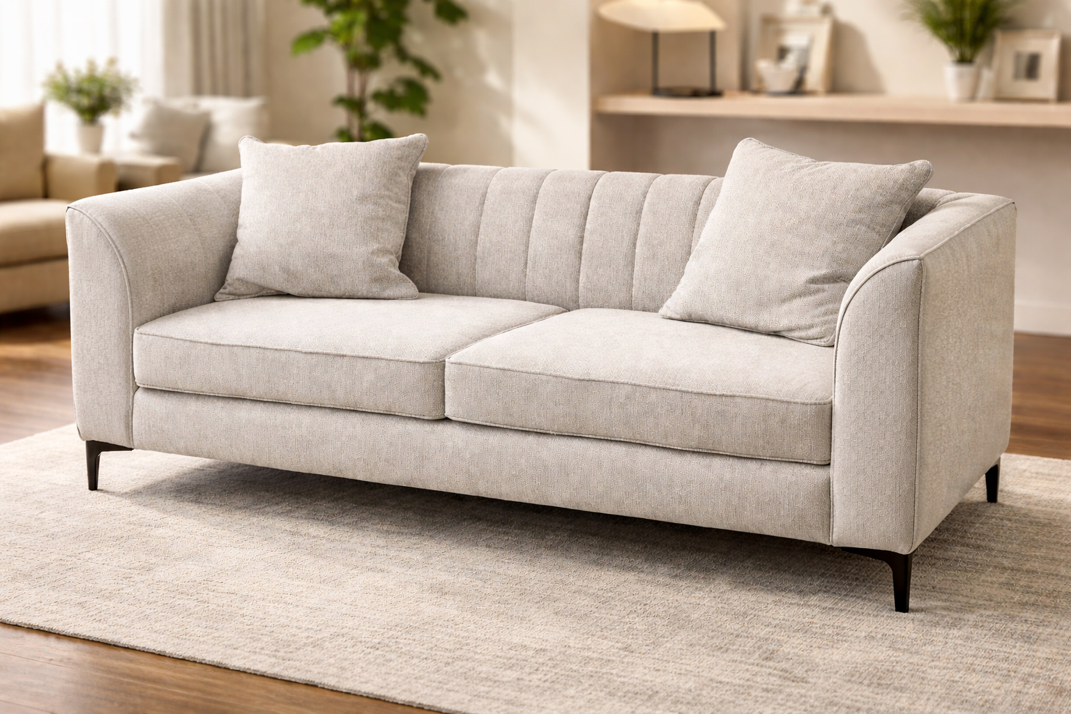 Sofá de líneas finas y elegantes, tapizado en tela Lino Mónaco color beige con patrón hexagonal sutil.